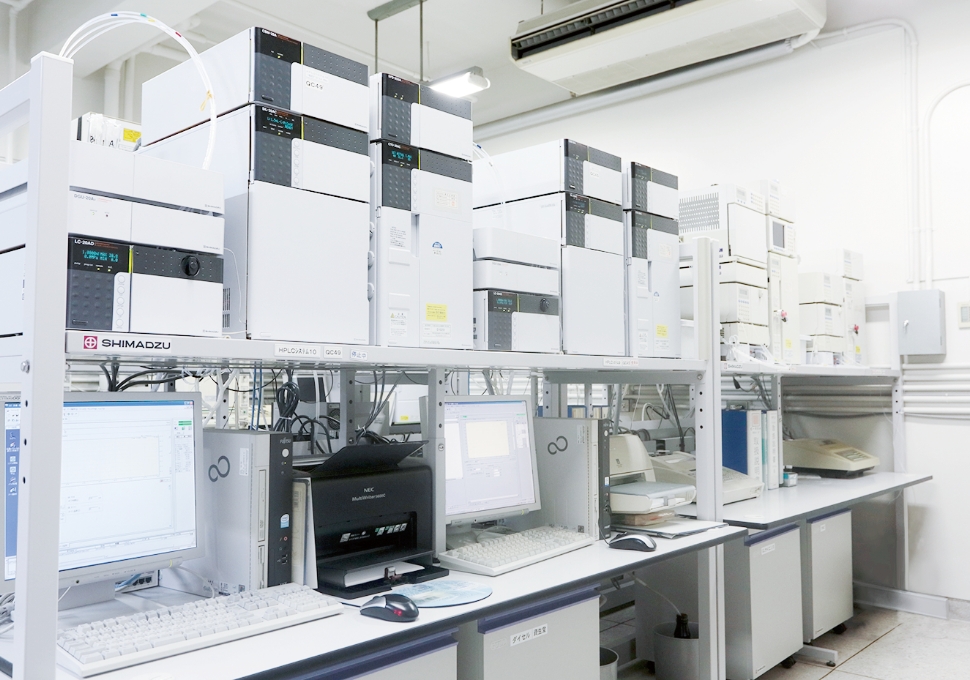 High-performance liquid chromatograph (HPLC)